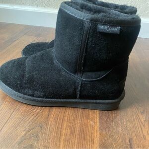 Minnetonka Women’s Black Suede Sheepskin Ankle Bootie SZ 8